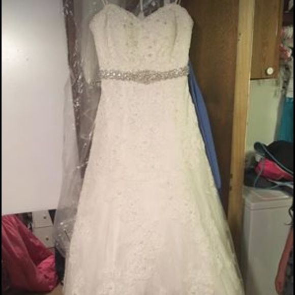 Mori Lee wedding dress with matching veil. - Picture 4 of 7